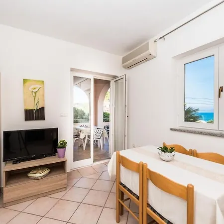 Apartment In With Sea View, Balcony, Air Conditioning, Wi-fi