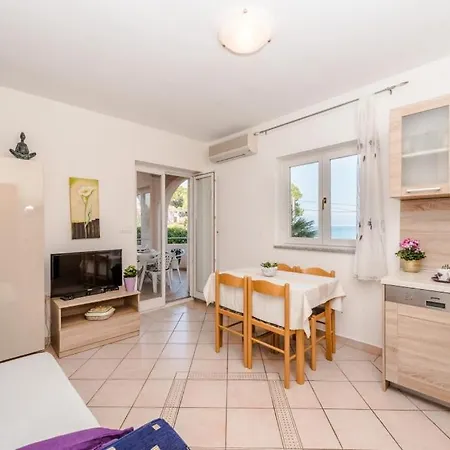 Apartment In With Sea View, Balcony, Air Conditioning, Wi-fi